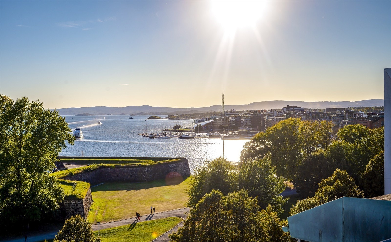 Det er tillatt å grille med gassgrill og elektrisk grill på takterrassen. Galleribilde