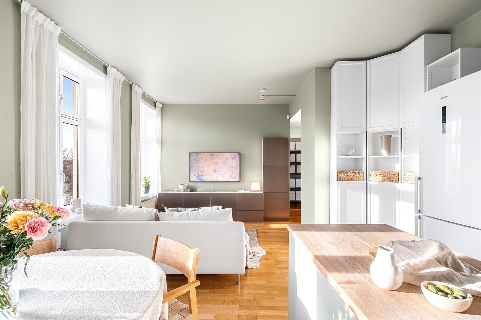 Stuen er svært romslig og det er god plass til sofagruppe med tilhørende bord, tv seksjon og spisebord. Galleribilde