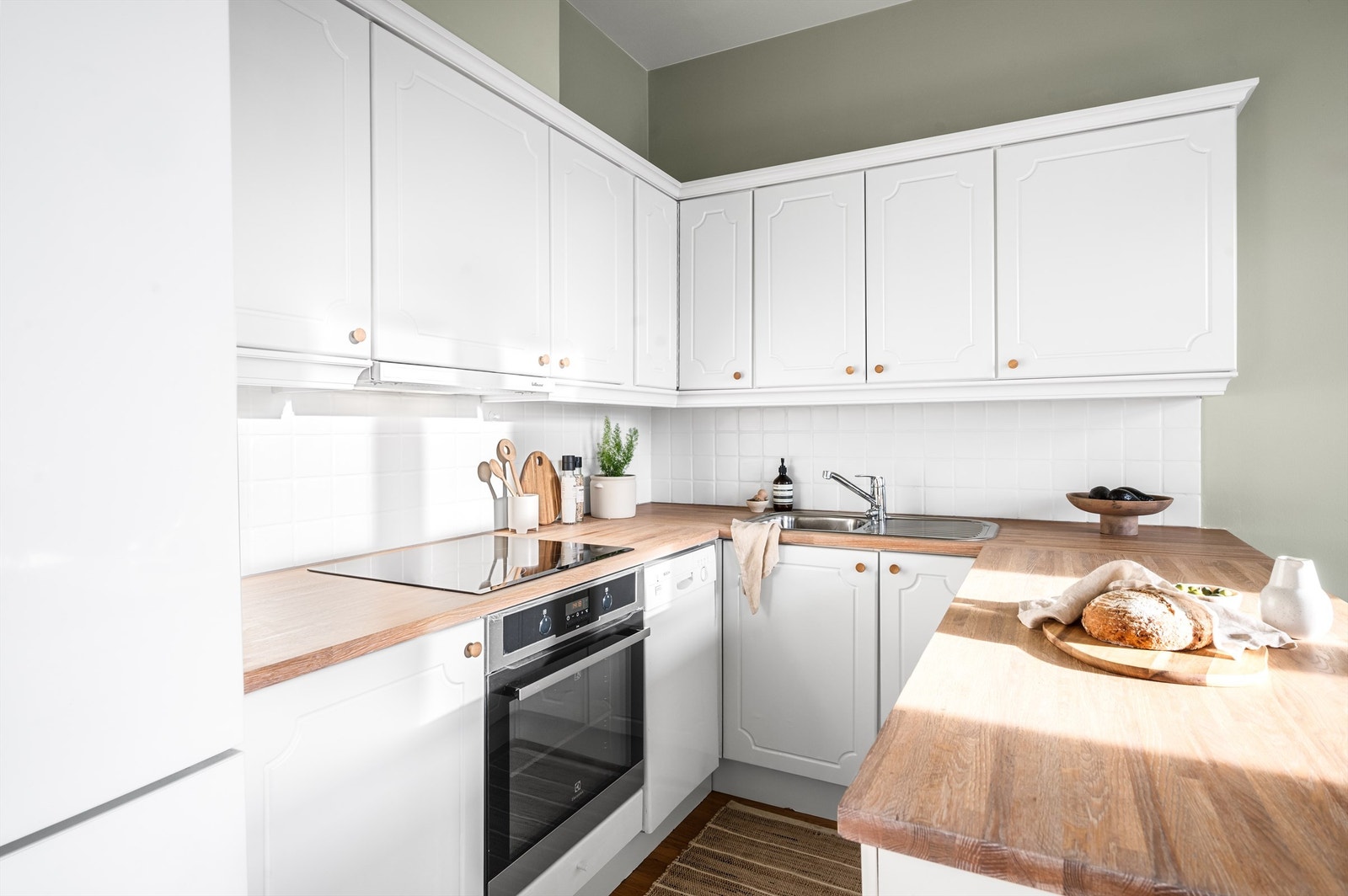 Det er frittstående kjøleskap, integrert stekeovn og innbygget oppvaskmaskin. Galleribilde