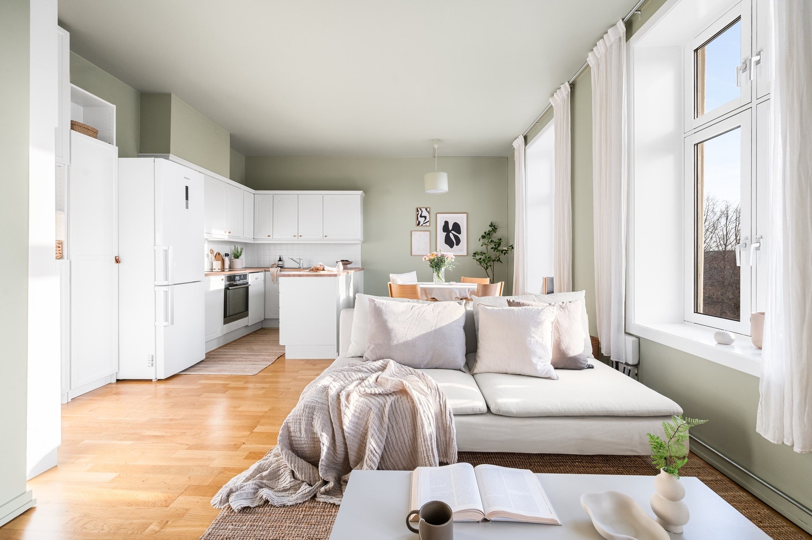 Stuen og kjøkkenet er i en åpen løsning, og med store vinduer mot sør får leiligheten mye lys og sol! Galleribilde