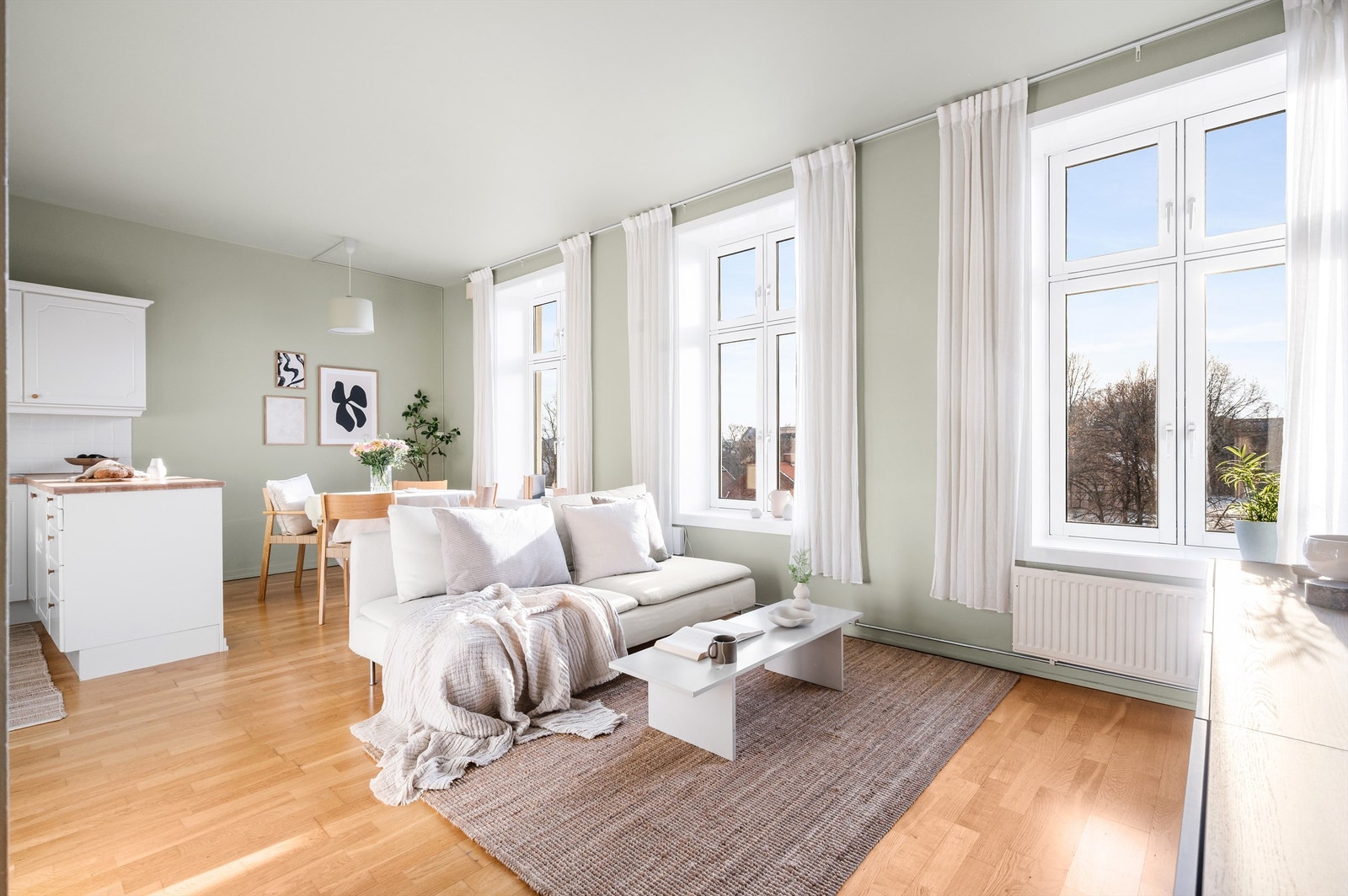 Rådhusgata 21 ligger høyt og usjenert med umiddelbar nærhet til sjøen, festningen og Aker Brygge. Galleribilde