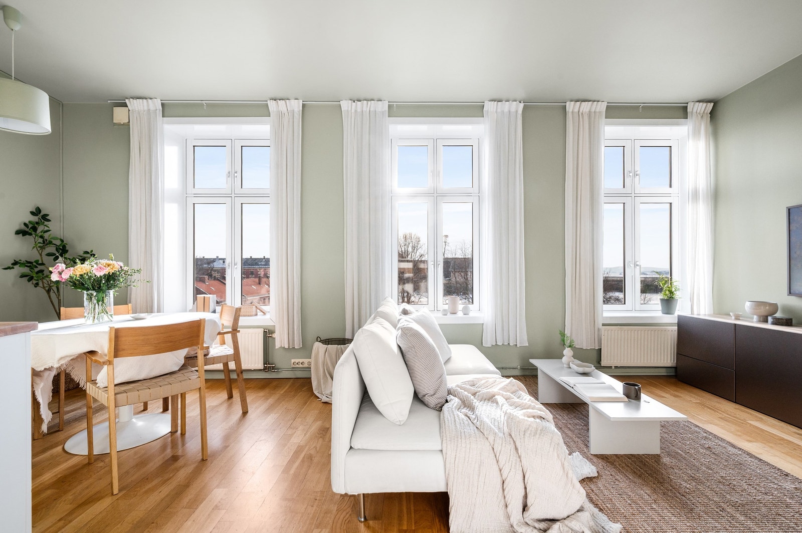 Stuen har herlige lys- og solforhold med sørvendte vinduer langs hele langsiden av stuen og kjøkkenet. Galleribilde