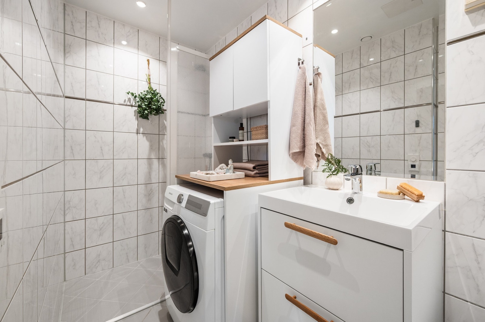 Lyst og romslig bad fra ombyggingsår med tidløse material- og flisevalg. Badet er av eldre dato, og det må påregnes kostnader til oppussing. Galleribilde