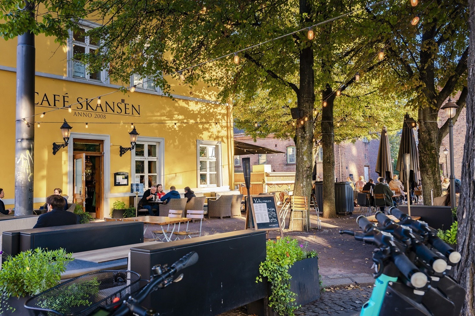 Nærområdet byr på alt man måtte ønske av kaféer, restauranter, kulturtilbud, sjø og park. Galleribilde
