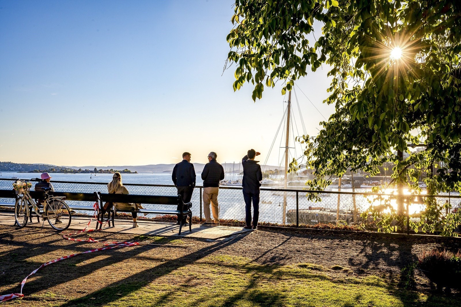 Nærområdet rundt Akershus festning er rolige og grønne, med utsikt over fjorden. Galleribilde
