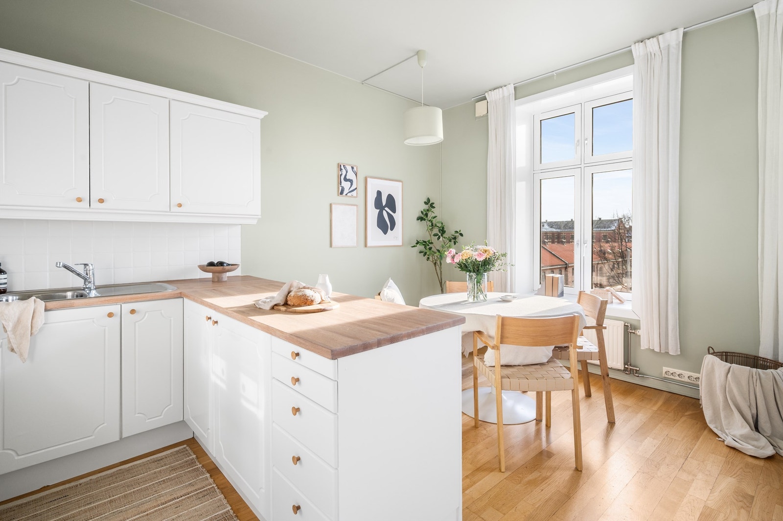 Spisebordet får en naturlig plass i tilknytning til kjøkkenet med utsikt mot fjorden og festningen. Galleribilde