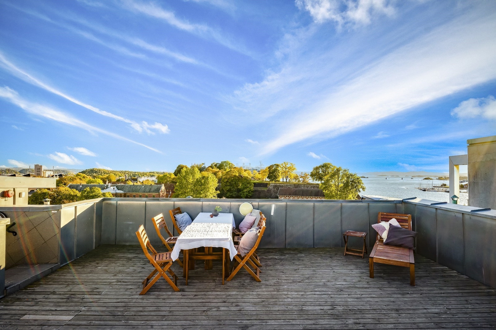 Det er en felles takterrasse med fantastisk utsikt mot sjøen, over Oslo sentrums tak og til bl.a. Ekebergåsen. Galleribilde
