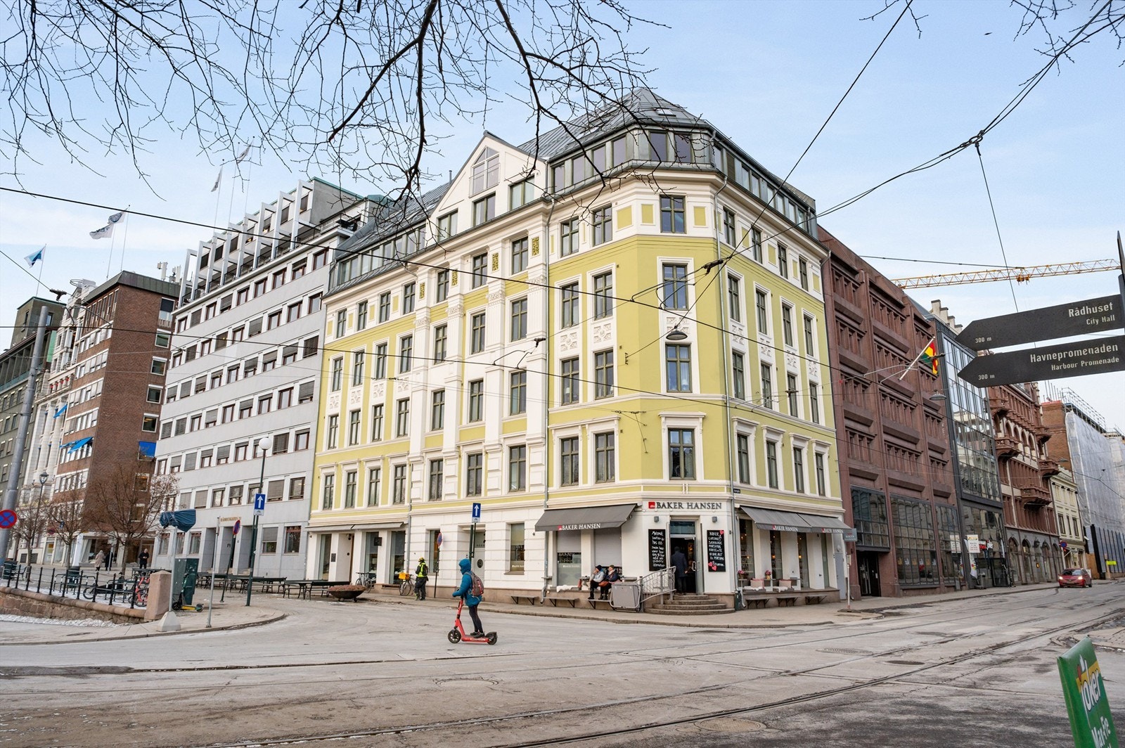 Leiligheten ligger i byggets fjerde etasje med heis. Bygget har klassiske detaljer og har en ettertraktet beliggenhet på toppen av Kvadraturen. Galleribilde