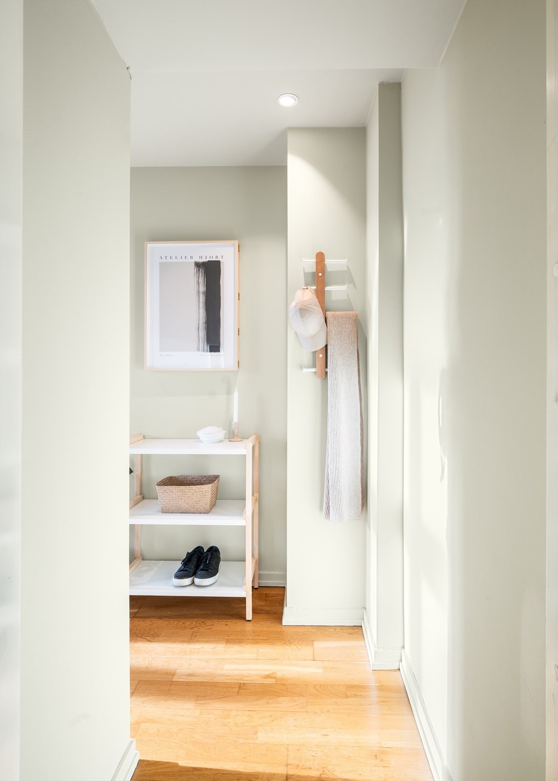 Entréen er lys og innbydende med plass til å henge fra seg yttertøy. Galleribilde