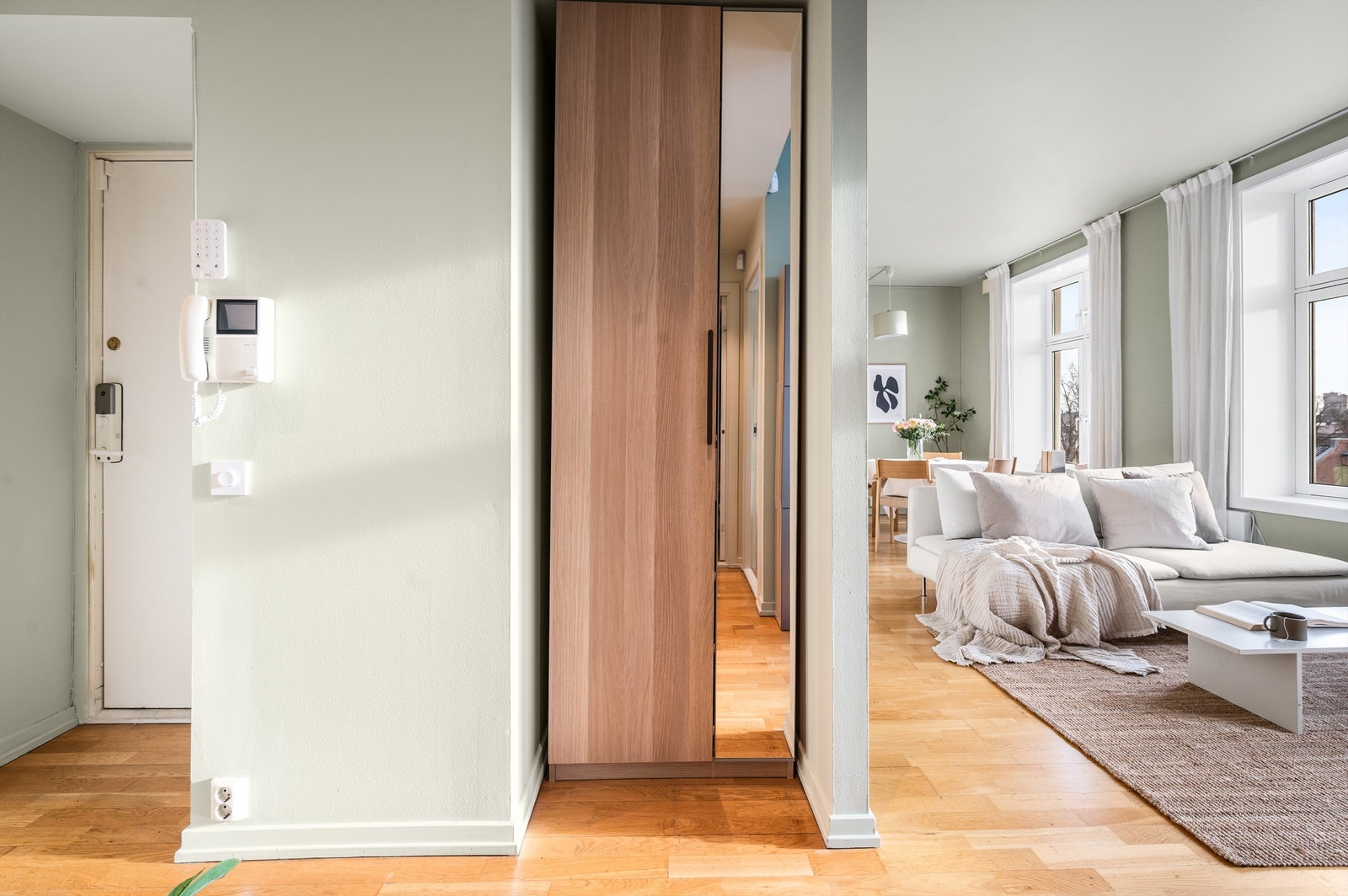 Det ekstra garderobeskapet i gangen er praktisk for å rydde bort ekstra yttertøy. Galleribilde