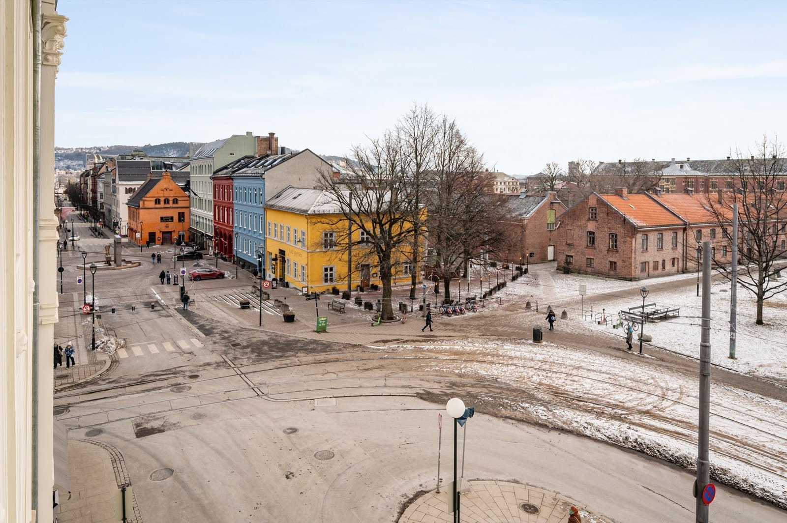 Det er kort gangavstand til rekreasjonsmuligheter som Rådhusplassen, Akershus festning, Karl Johan, Slottsparken og Aker brygge/Tjuvholmen. Galleribilde