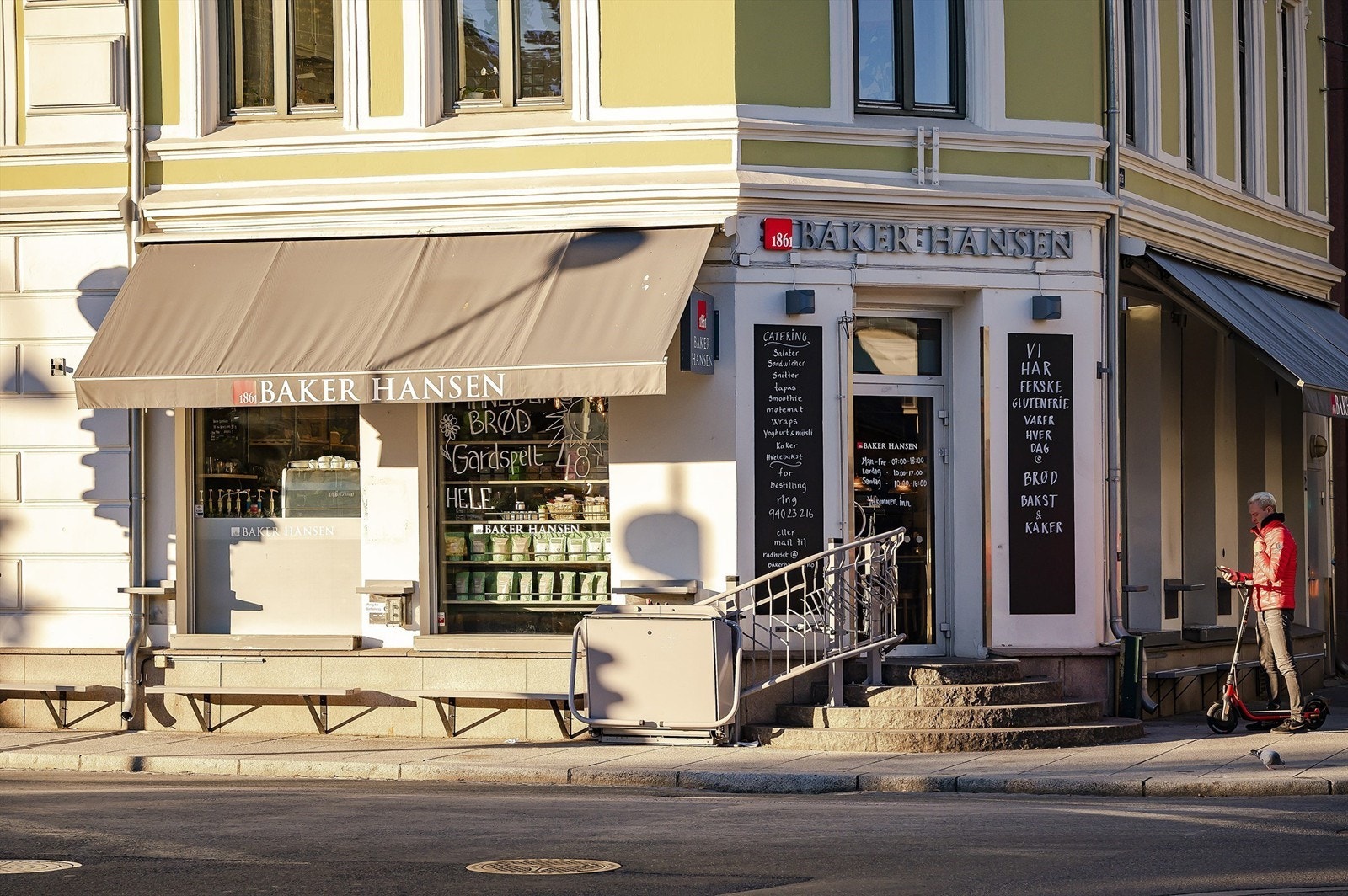 I første etasje i sameiet ligger det en hyggelig nabolagskafé. Galleribilde