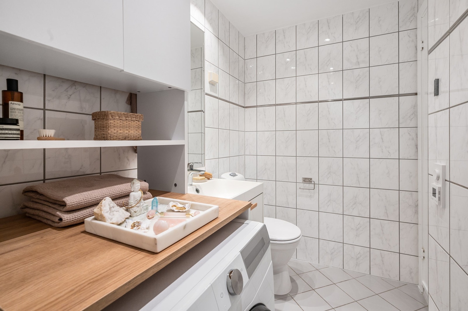 Innredningen har blitt oppgradert i nyere tid med nytt toalett i 2017, nytt servantskap i 2024 og nytt blandebatteri i 2026. Galleribilde