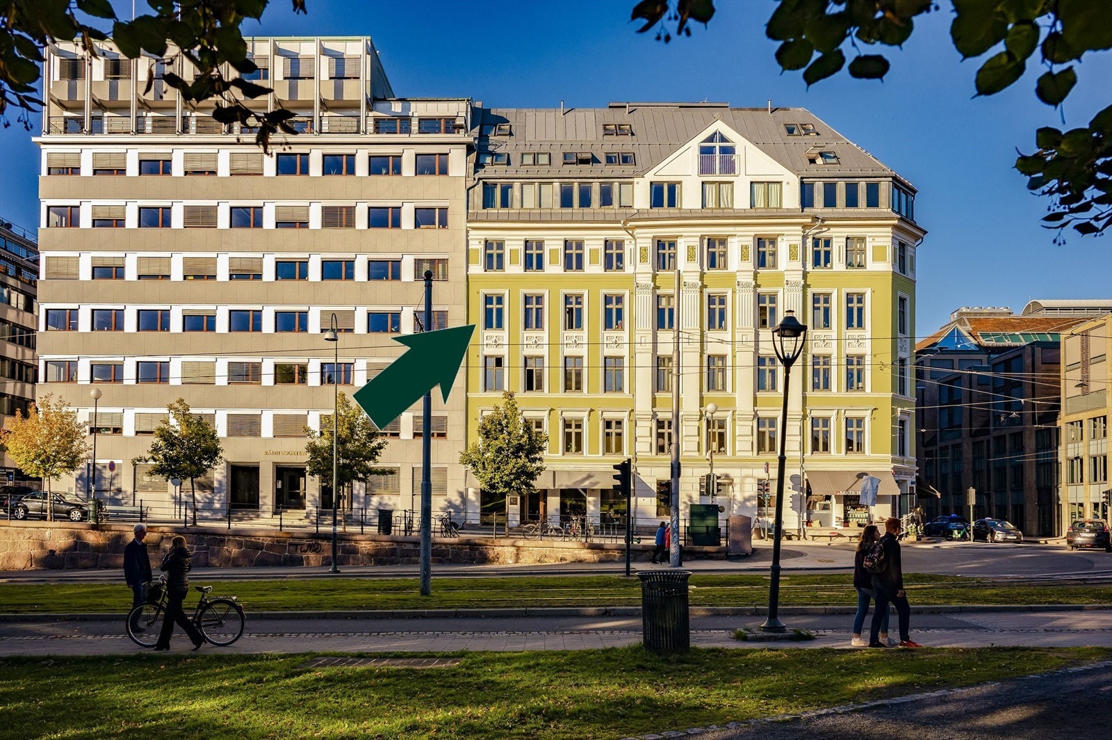 Boligen ligger høyt og fritt i 4. etasje med heis, uten innsyn. Felles takterrasse synlig helt øverst. Galleribilde