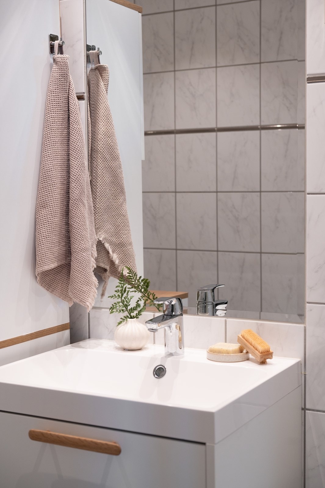 Speil og stikkontakt på veggen over servanten. Galleribilde