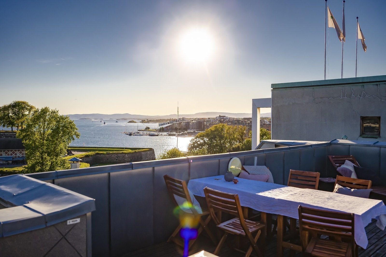 Takterassen har flere sosiale sittegrupper og kan skilte med sol hele dagen, og frem til solen går ned, ca kl. 22.30 sommerstid. Galleribilde