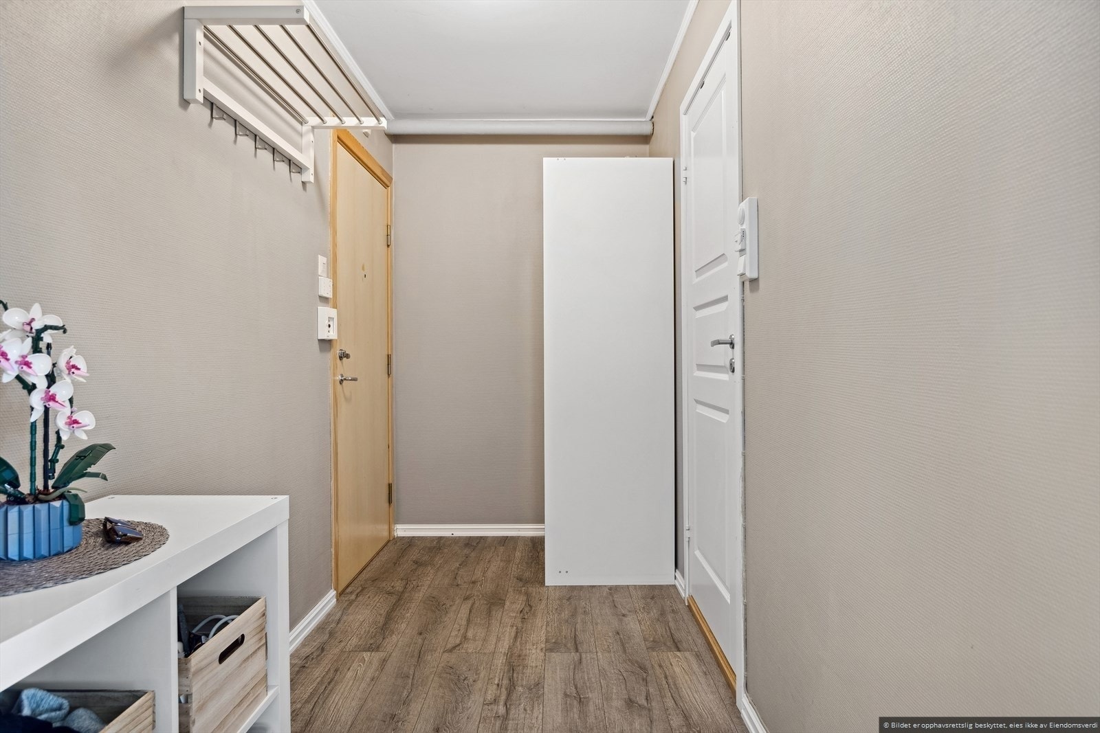 Entreen har gode oppbevaringsmuligheter. Galleribilde