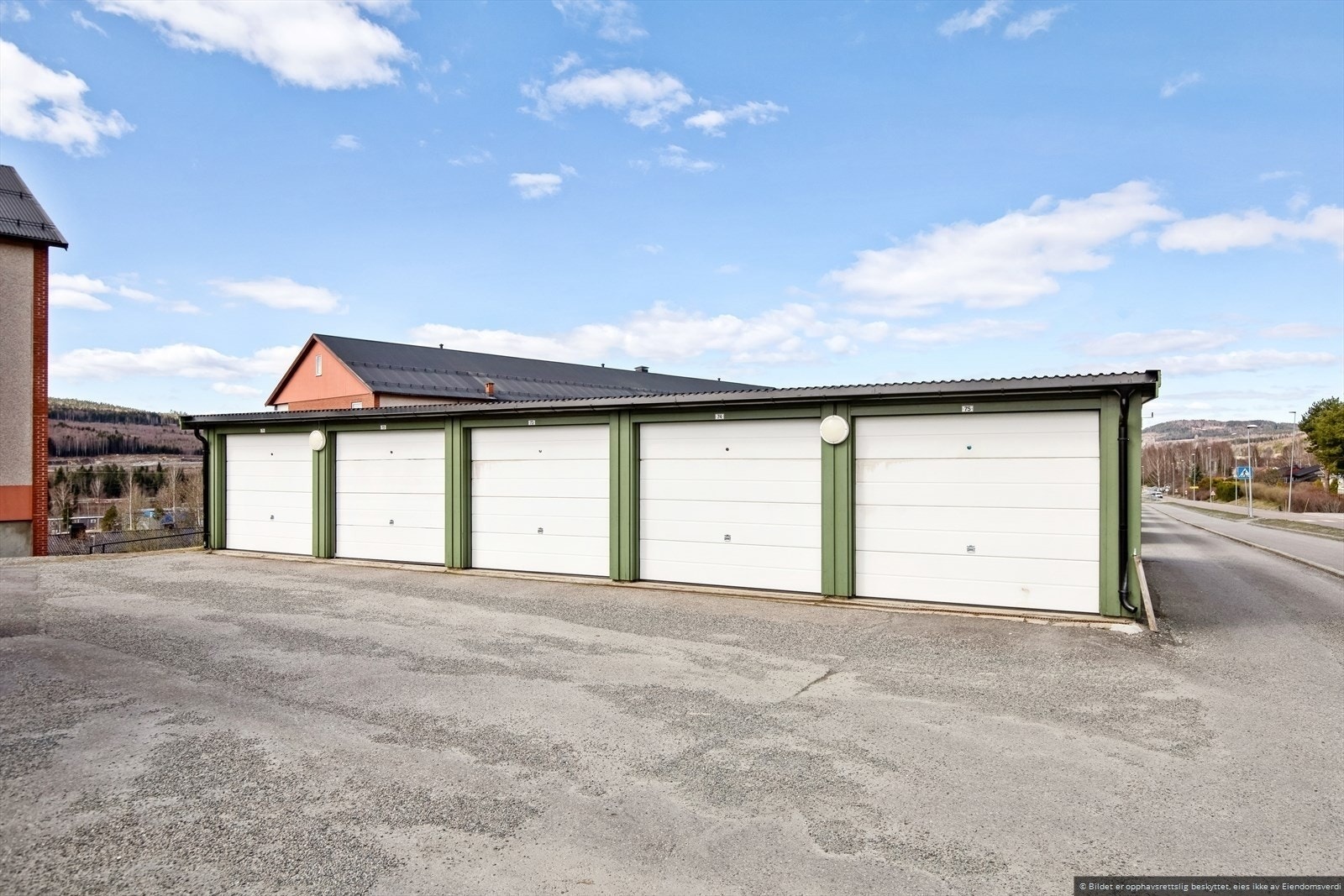 Leiligheten har egen garasjeplass i felles garasjerekke. Galleribilde