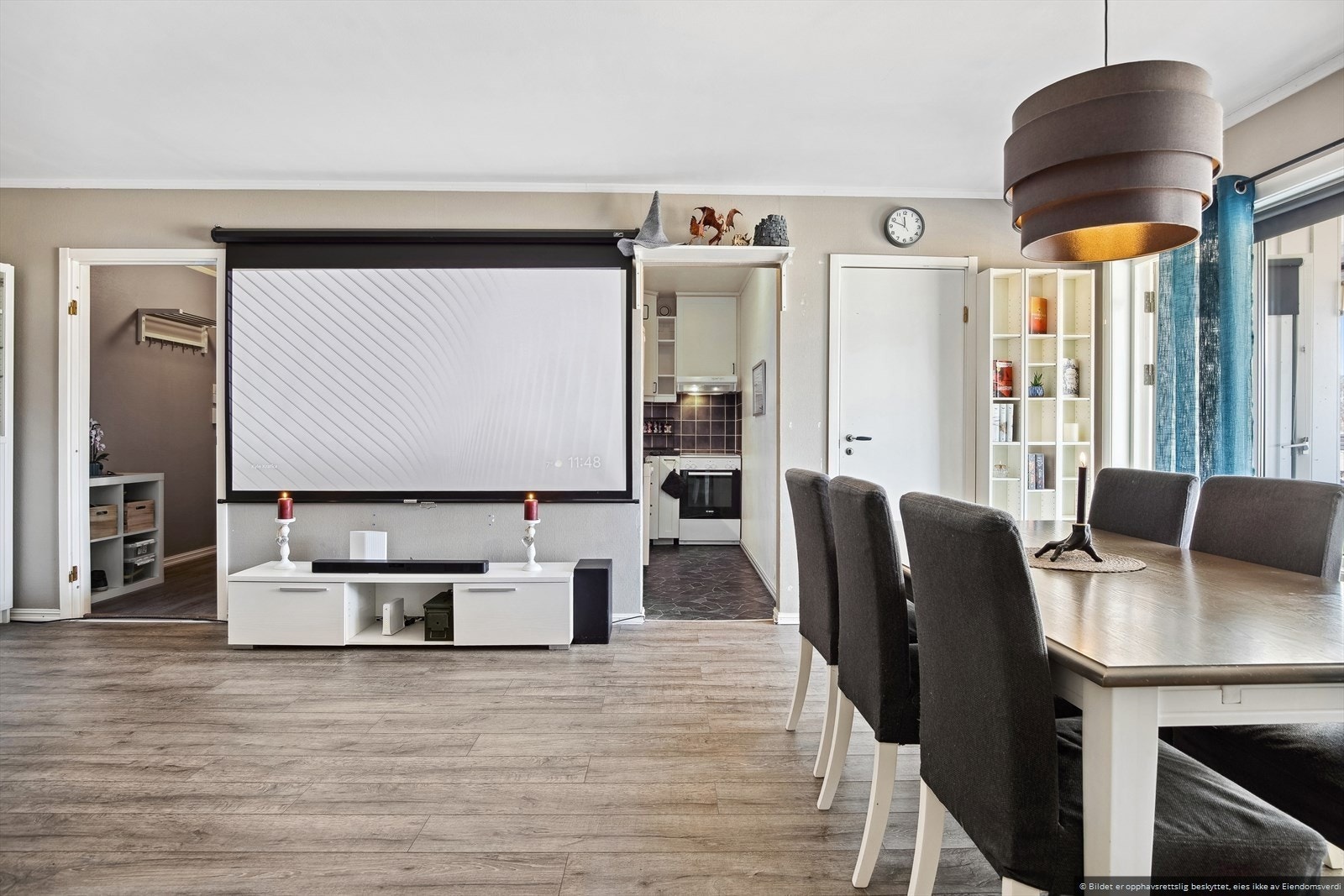 I stuen følger det med en prosjektor, perfekt for filmkvelder hjemme. Galleribilde