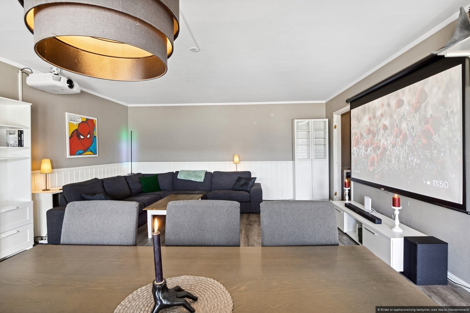 Åpen og lys stue med god plass til både sofa og spisegruppe. Galleribilde