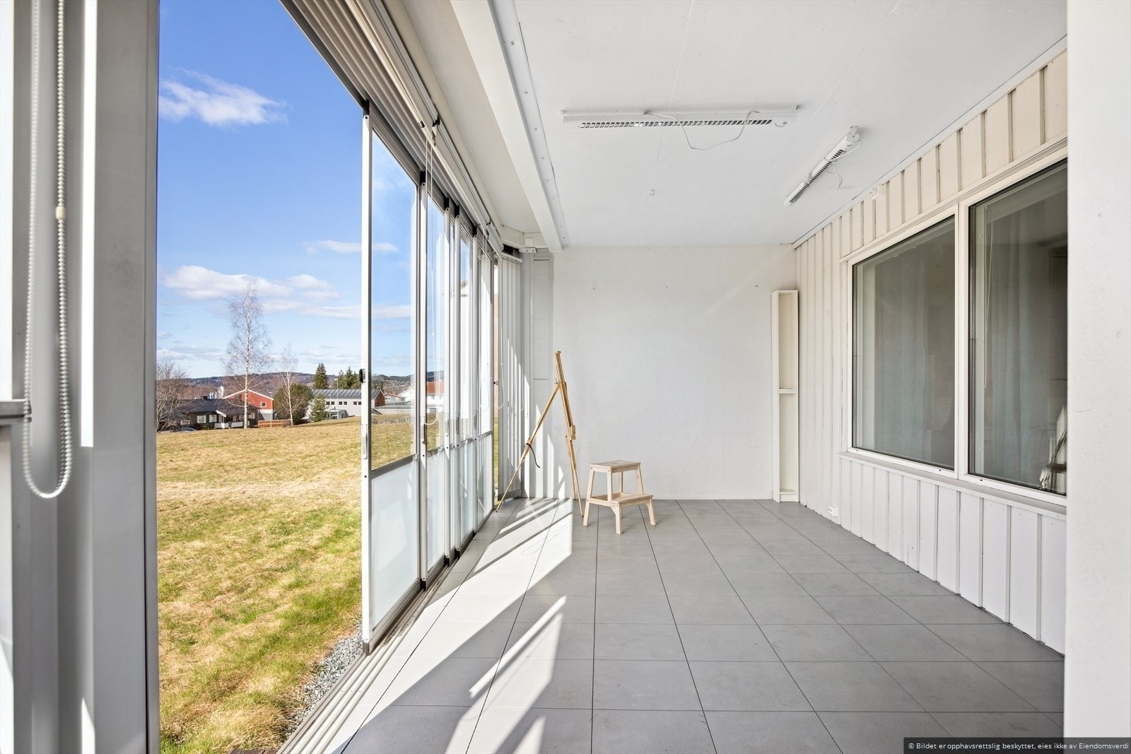 Den innglasserte terrassen kan brukes året rundt, og har god plass til utemøbler og lagring Galleribilde