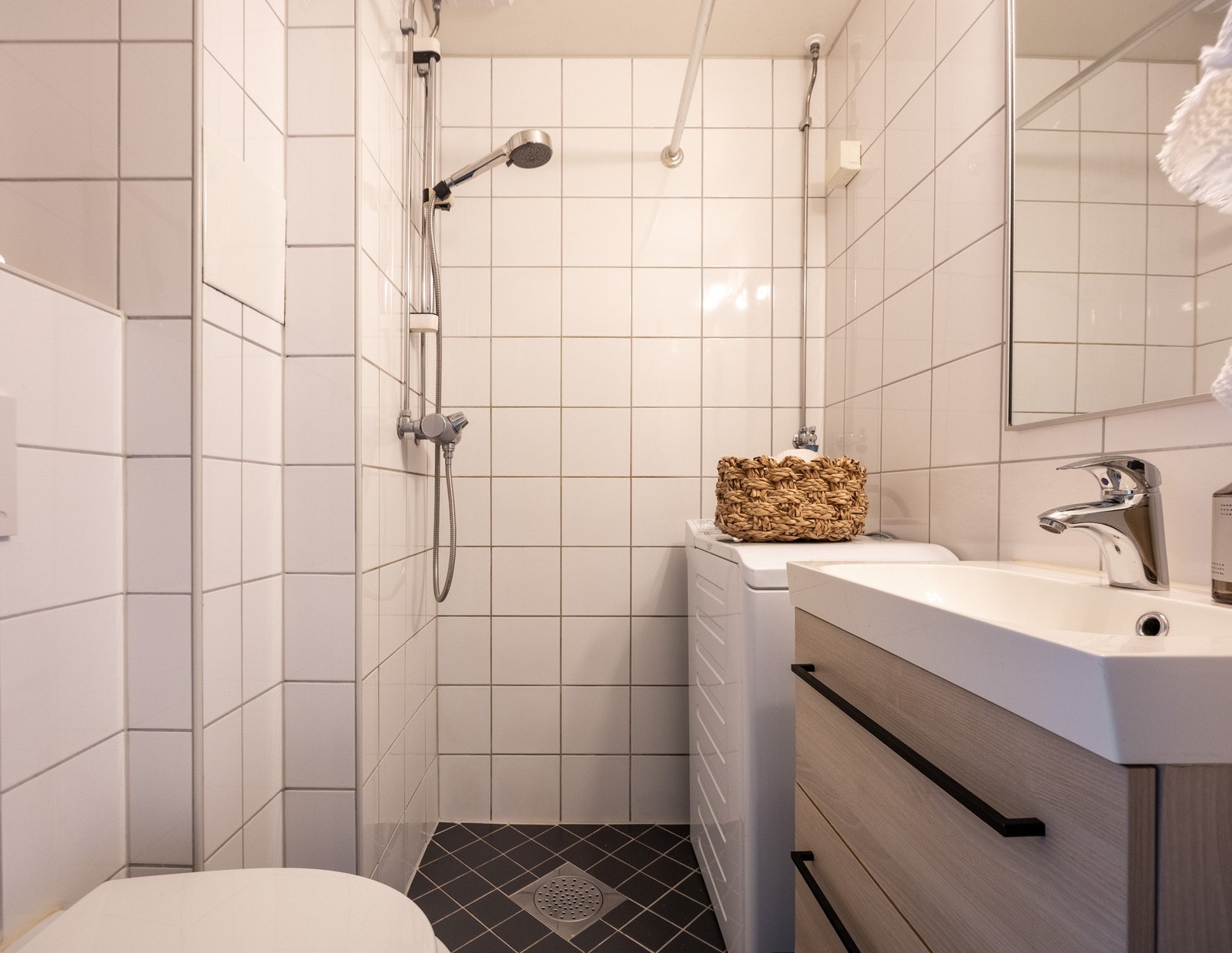 Videre har leiligheten et helfliset bad. Opplegg og plass for vaskemaskin. I tillegg har borettslaget fellesvaskeri for større vaskejobber. Galleribilde