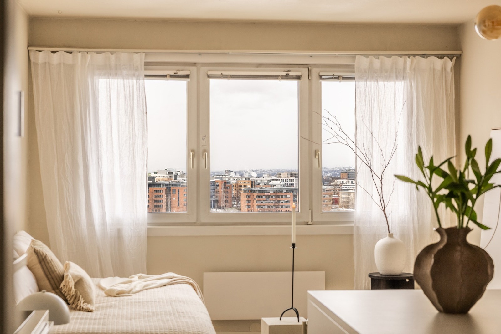 Store vindusflater slipper inn rikelig med naturlig lys. Galleribilde