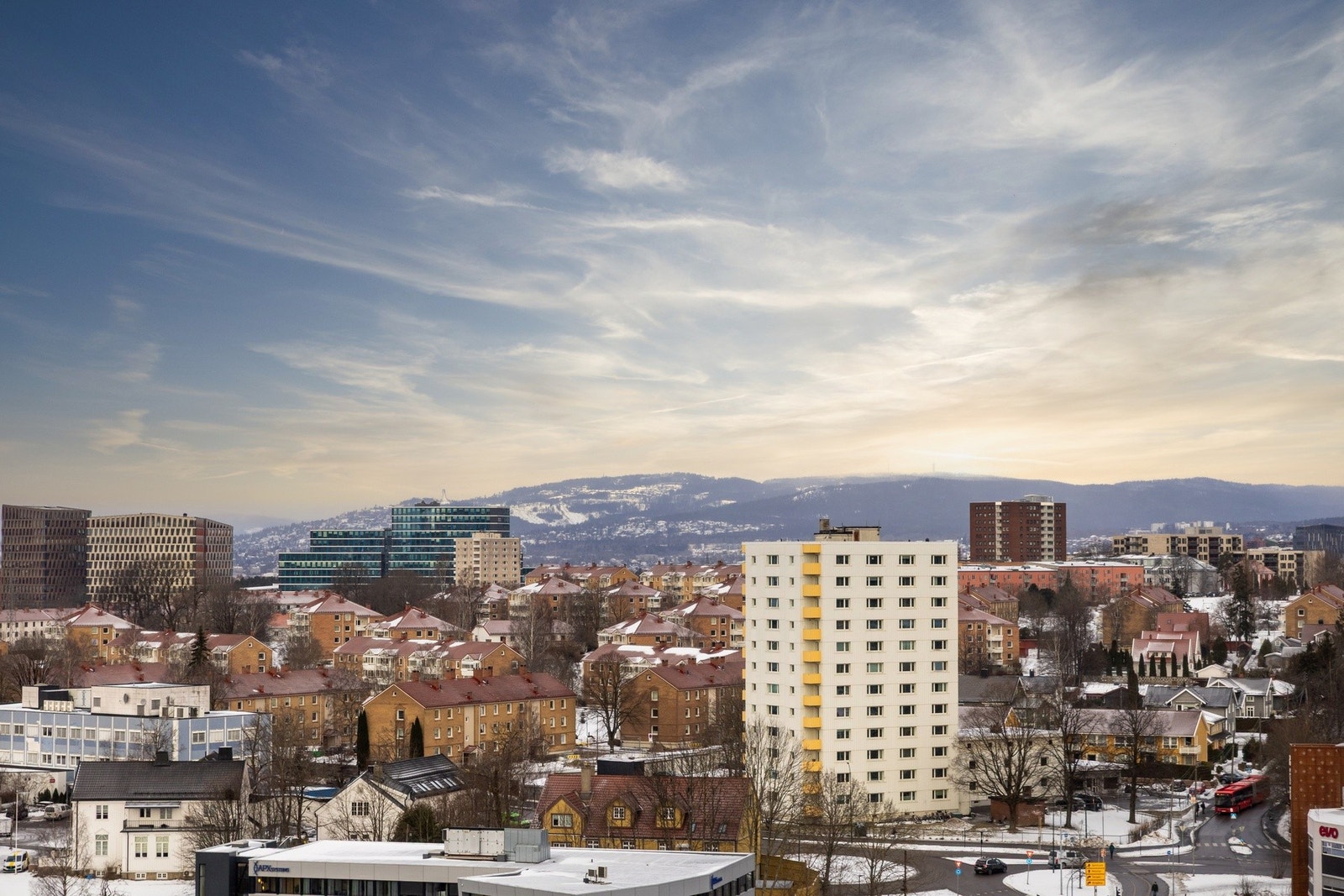 Leiligheten ligger høyt og fritt i byggets toppetasje, 9. etasje, med flott og uhindret utsikt. Galleribilde
