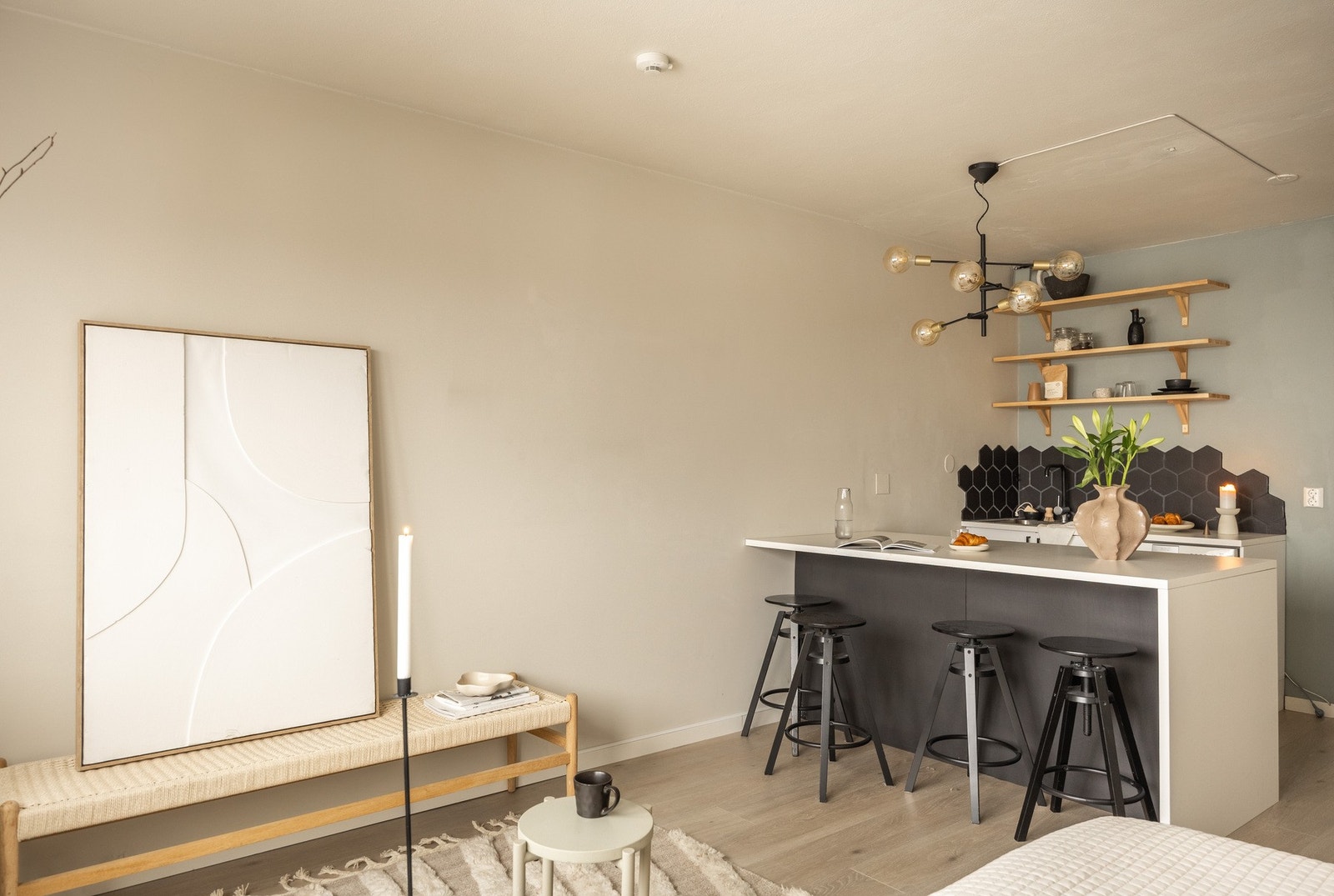 Overflatene er malt i en behagelig og moderne fargetone. På gulv er det lagt slitesterk laminat. Galleribilde