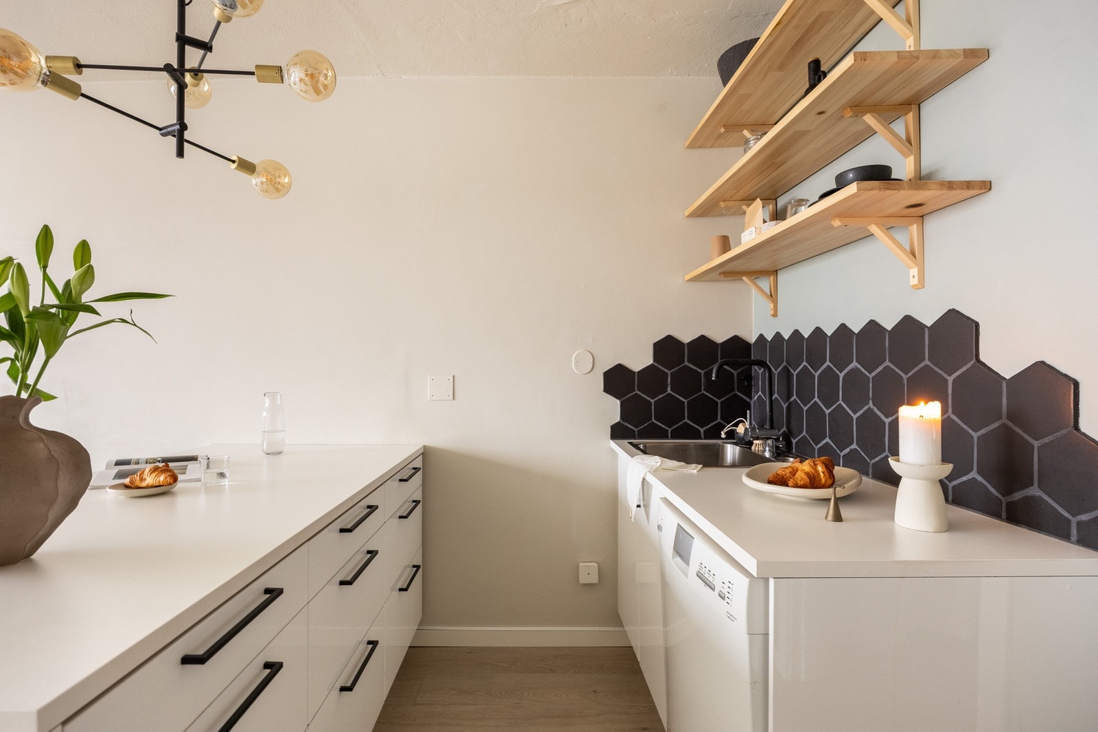 Det er en fin kombinasjon av skap- og benkeplass for både oppbevaring og matlaging. Galleribilde