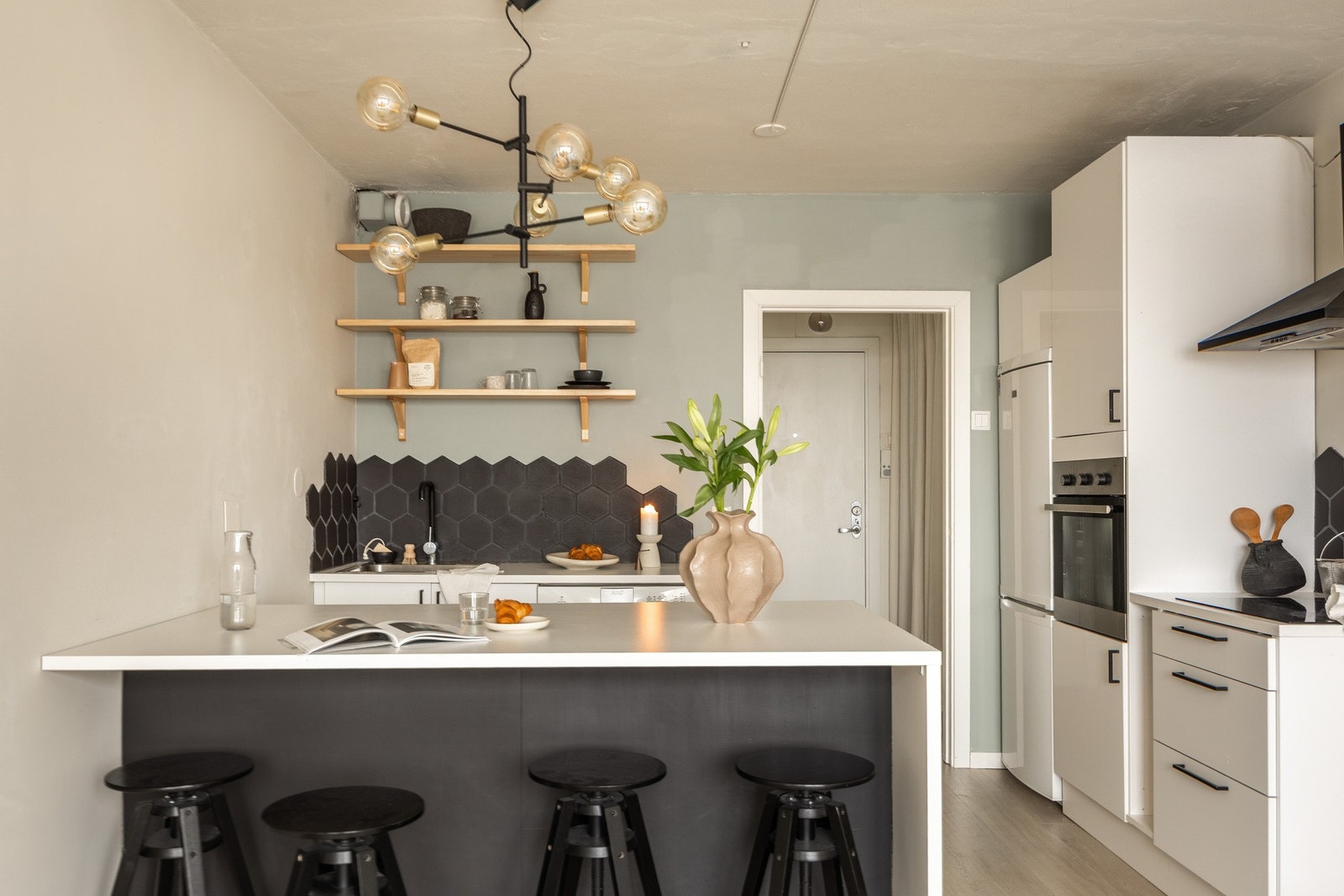 Praktisk kjøkkenøy sørger for ekstra albuerom, så vel som sitteplasser. Galleribilde