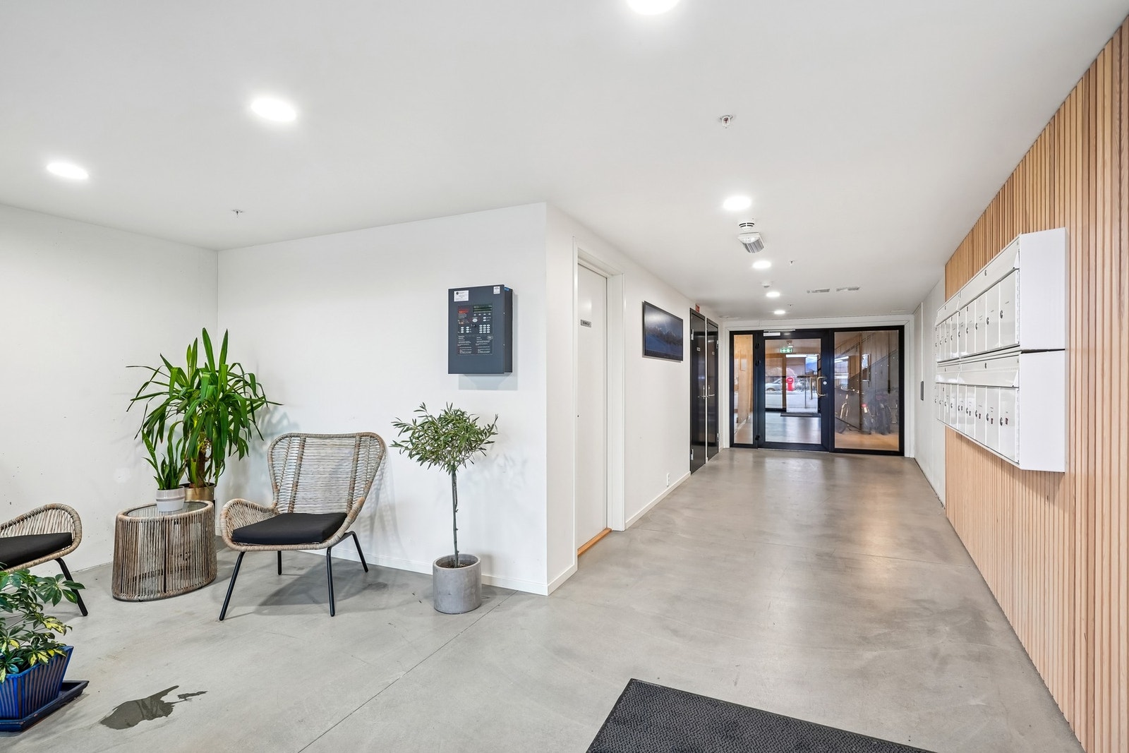 Hyggeling inngangsparti til blokken med en sittegruppe. Videre inn kommer man til heis og trapp som tar deg opp til første etasje. Galleribilde