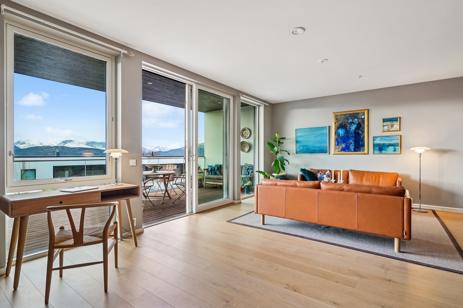 Fra stuen er det utgang til veranda. Galleribilde