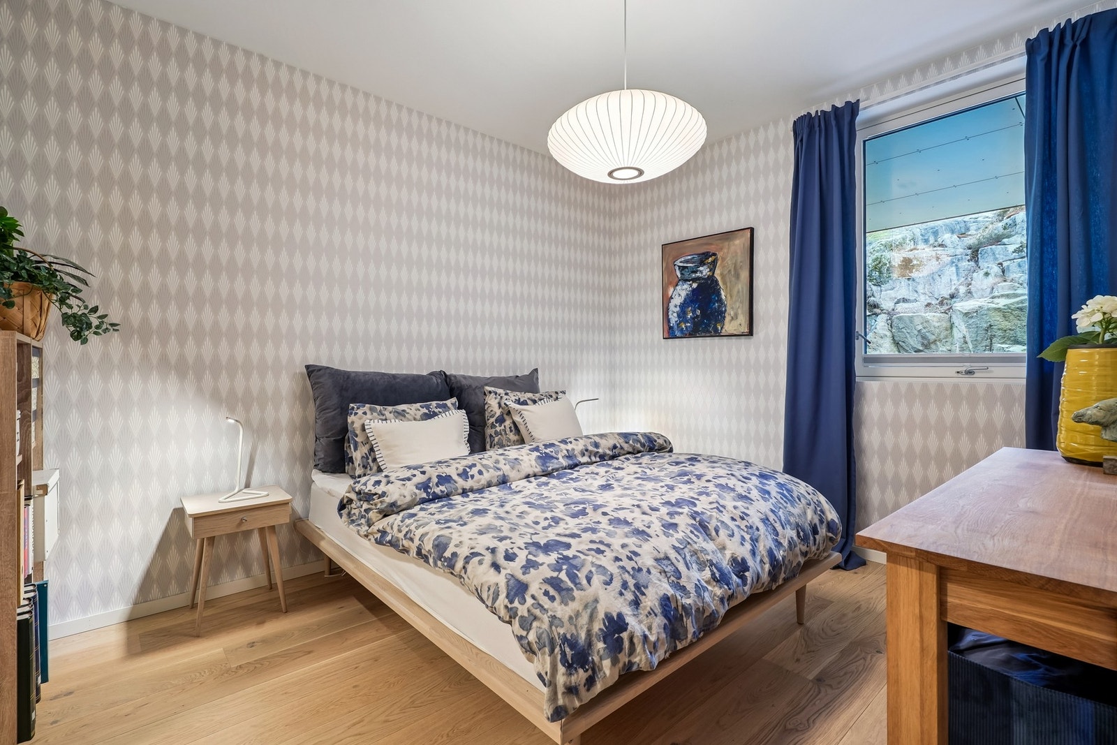 Hovedsoverom har god størrelse med et areal på 11,5 kvm, og plass til dobbeltseng og tilhørende nattbord. Gardinstang medfølger i handelen. Galleribilde