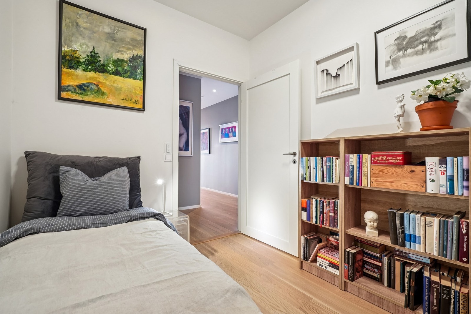 Soverom nr 2 med at areal på 8 kvm, med plass til seng og nattbord. Galleribilde