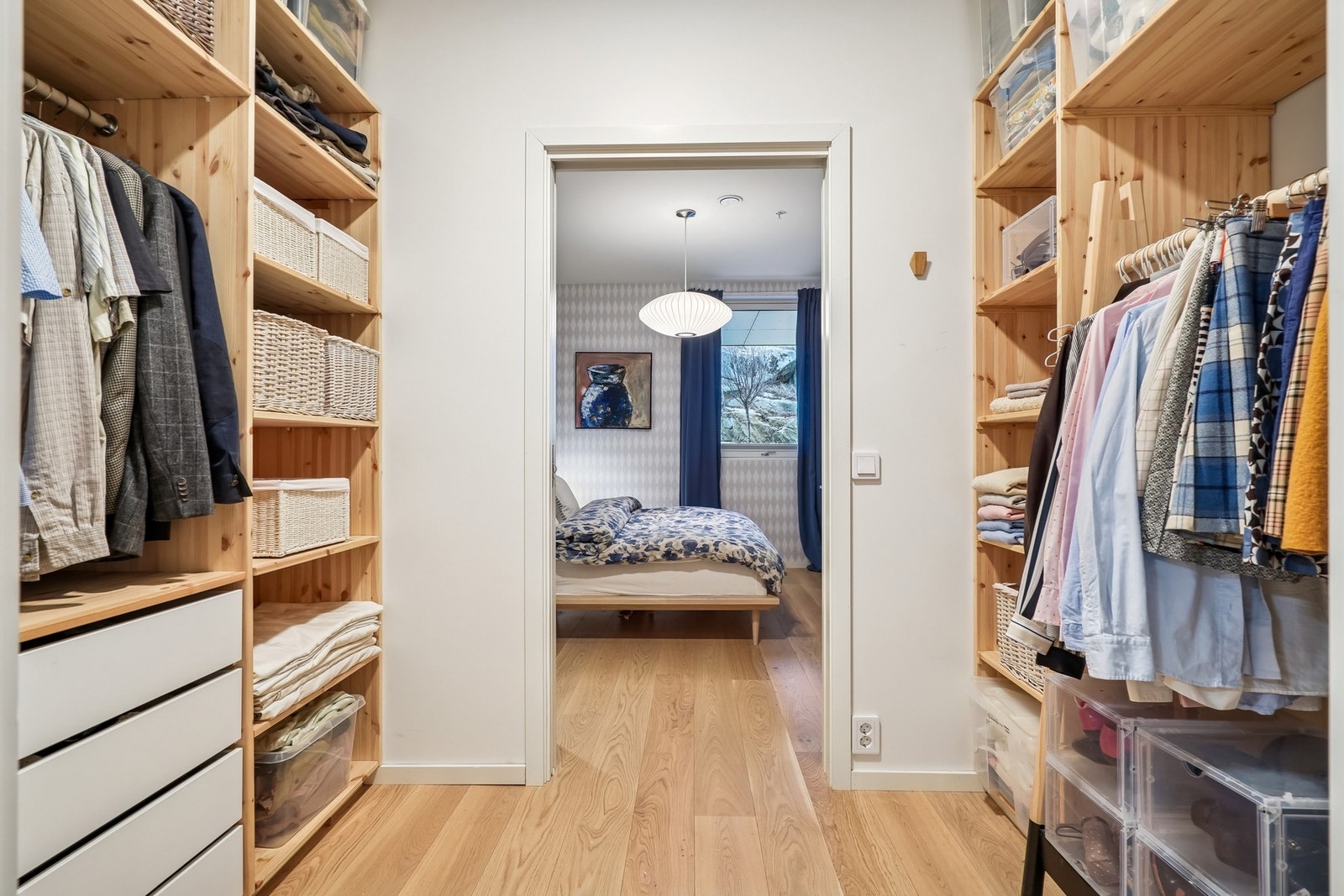 Walk-in garderobe har et areal på 4,8 kvm, med god plass til oppbevaring. Skyvedør til soverom. Galleribilde