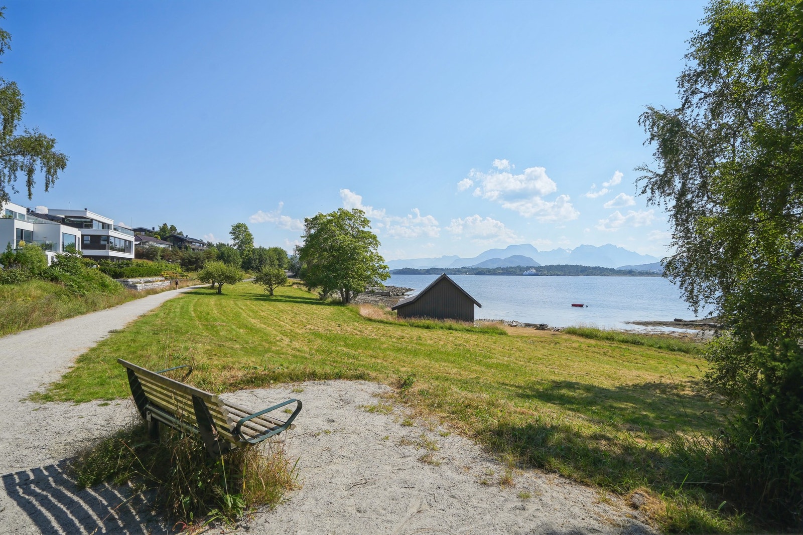 Det er fine turområder i nærheten som Kyststien ca. 3,3 km unna. Galleribilde