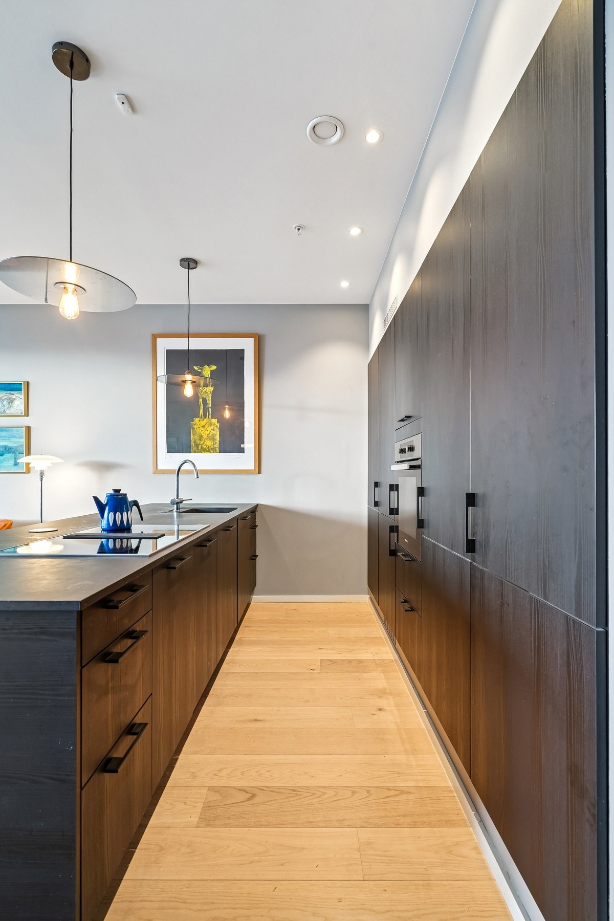 Det er godt med oppbevaringsplass i skap og skuffer å kjøkkenet. Galleribilde