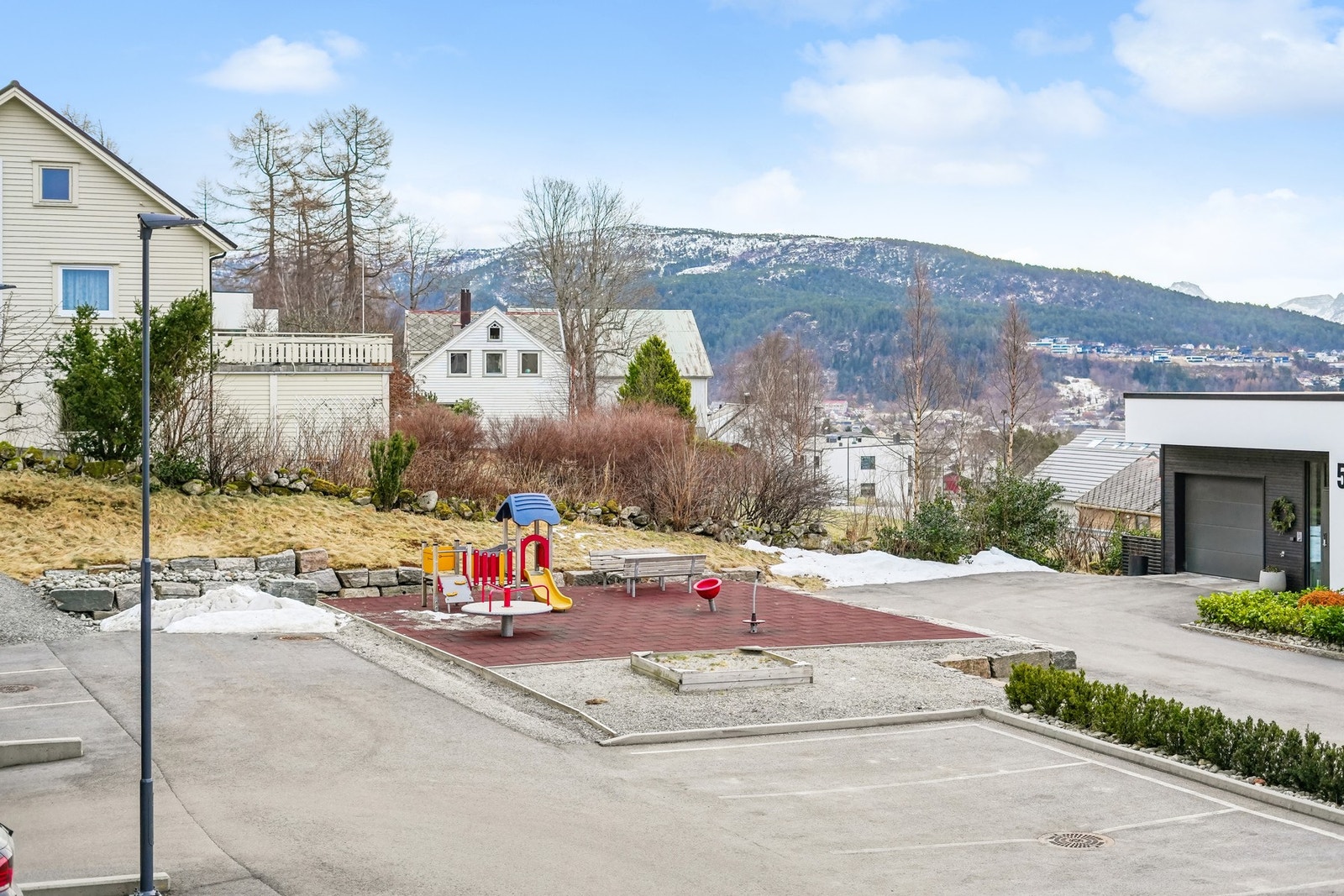 Lekeplass for de minste i umiddelbar nærhet. Galleribilde