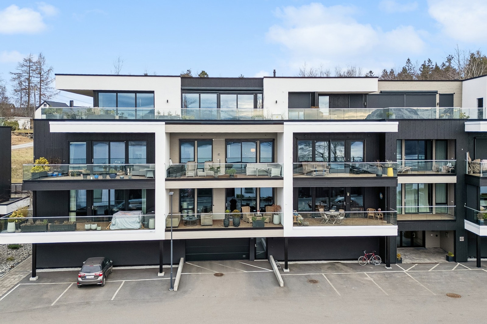 Innkjøring inn til parkeringsplass og vaskeplass i garasjeanlegg. Galleribilde