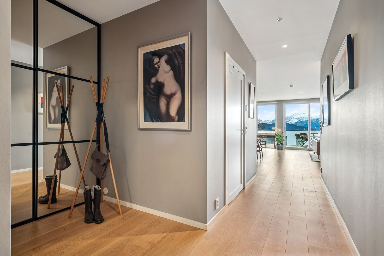 Det er montert skyvedørsgarderobe med speildører for smart oppbevaring av yttertøy og sko. Galleribilde