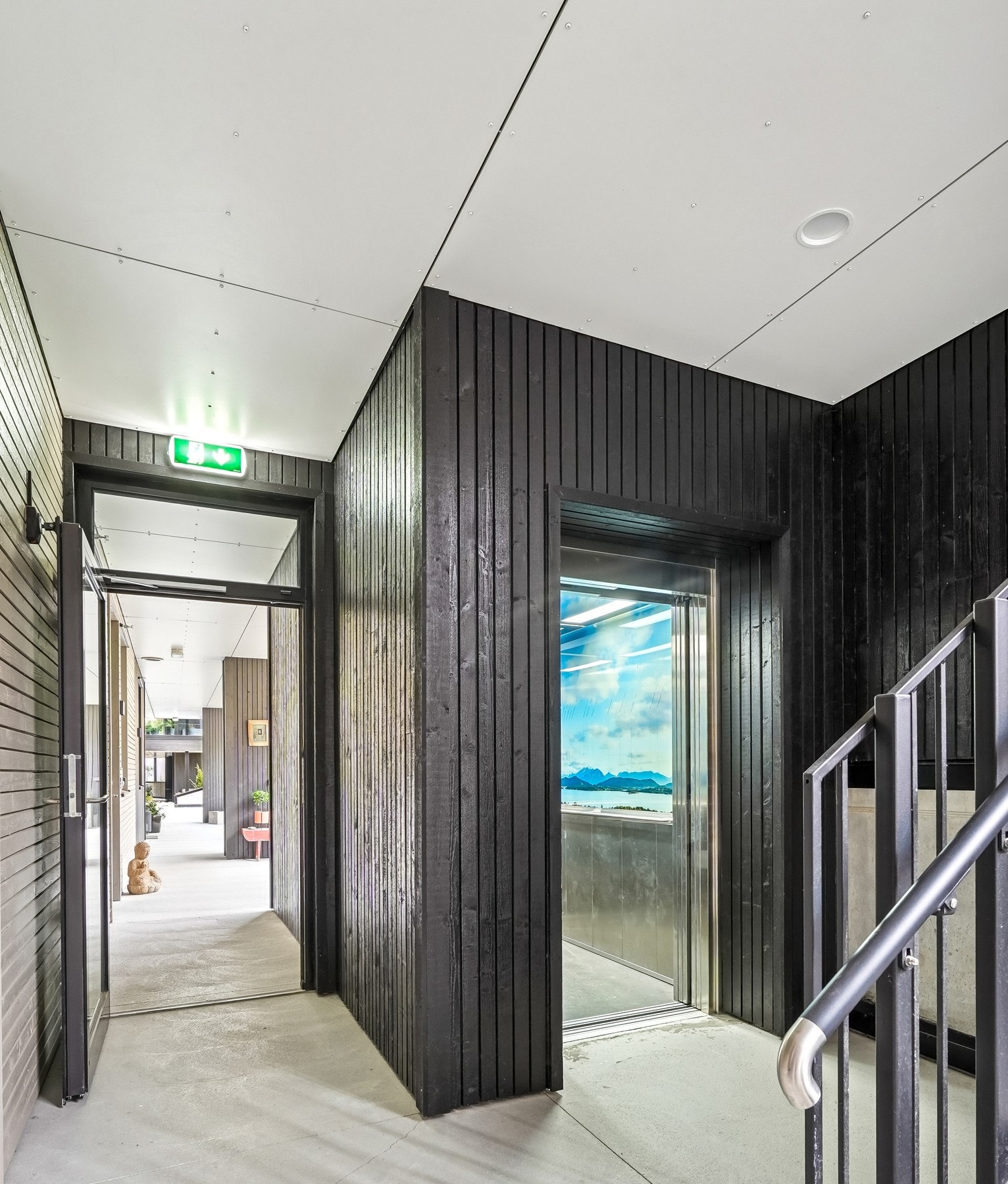 Svalgang med heis som fører ned til gang og videre til garasjen. Galleribilde