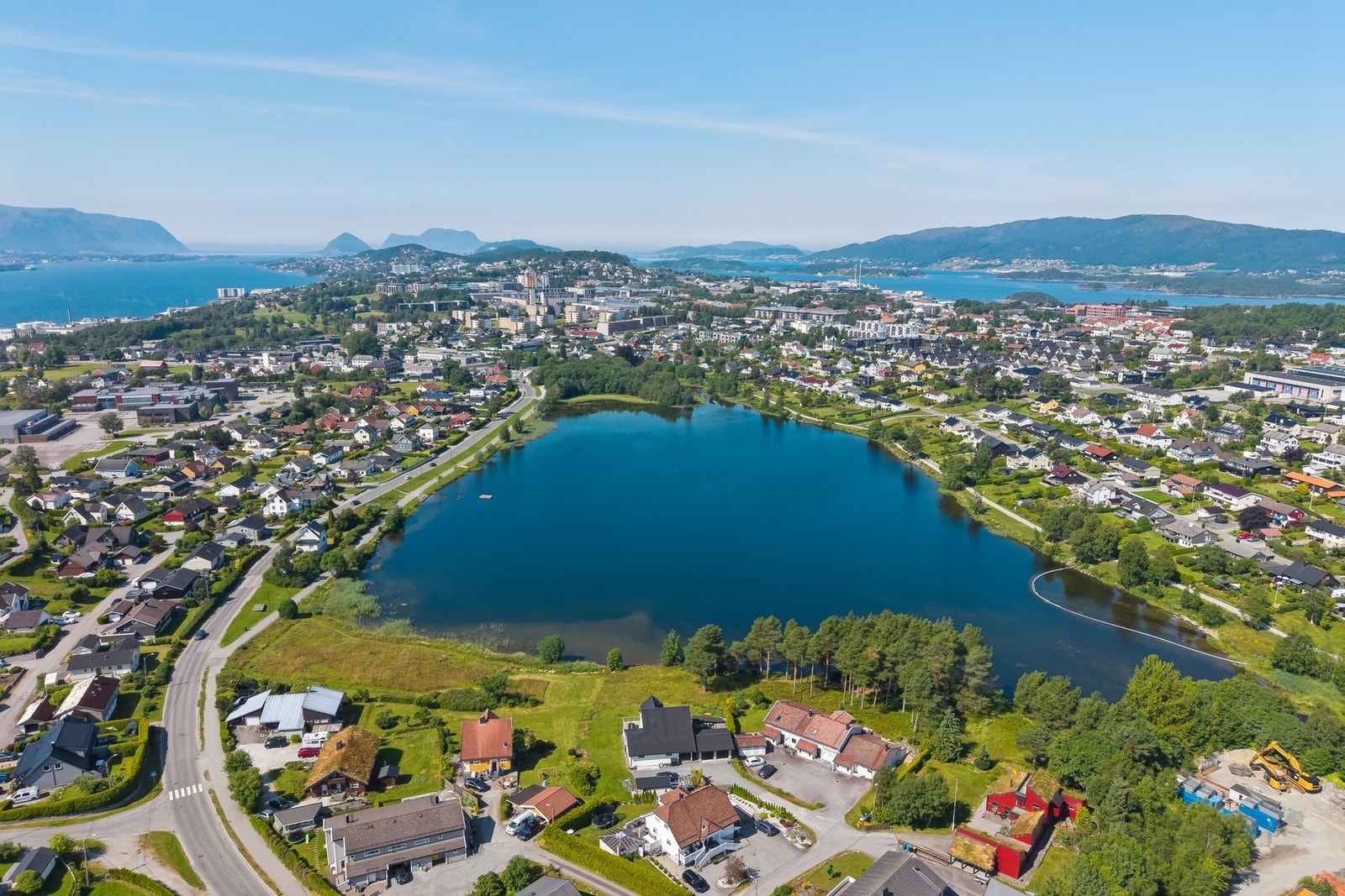 Det er kort vei til fine turområdet som f.eks. Lillevannet i Spjelkavika, Trimløypa og Emblemsfjellet som ligger ca. 3,5 km unna. Galleribilde