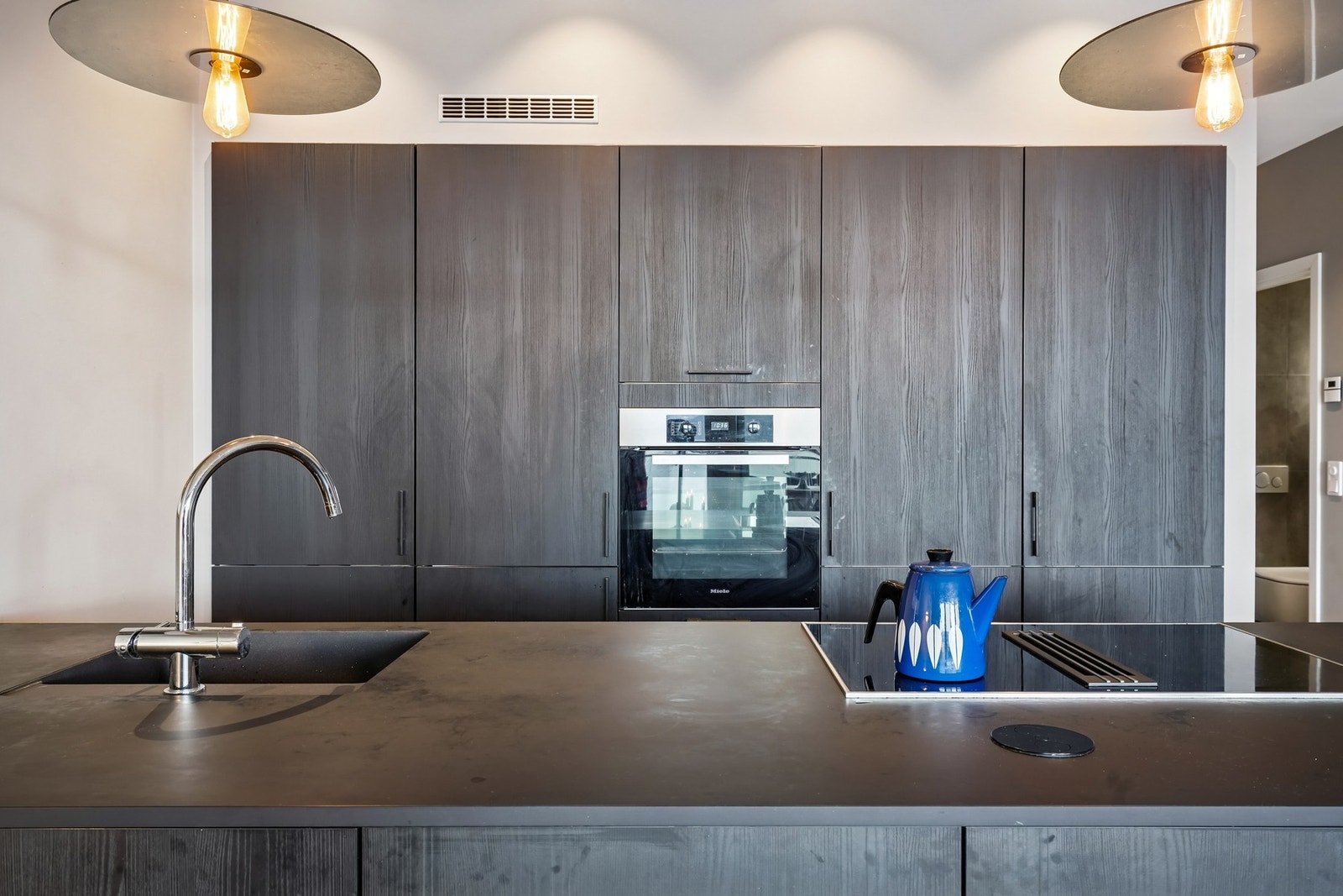 Kjøkkenet er utstyrt med hvitevarer fra Miele som medfølger i handelen. Galleribilde