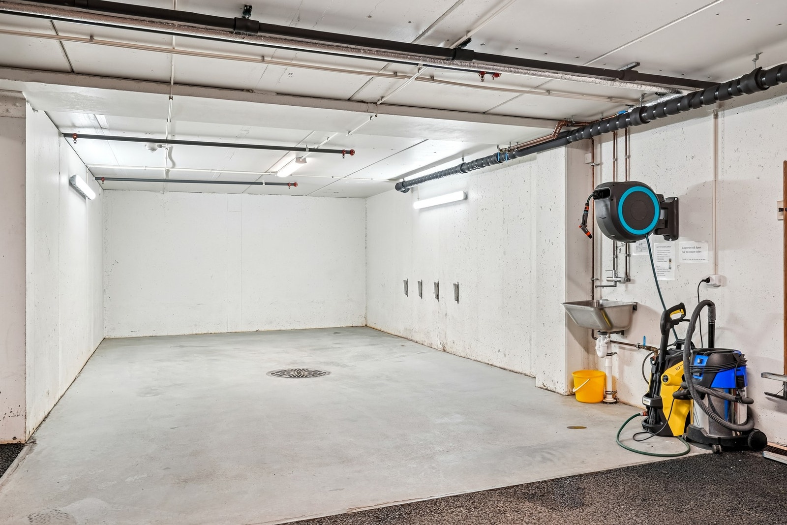 Garasjen har vaskeplass for biler. Galleribilde