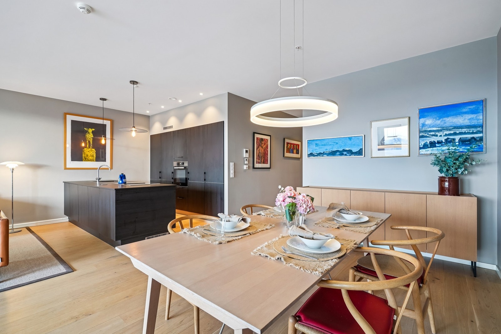 Taklamper i kjøkken / stue kan følge med etter avtale. Galleribilde