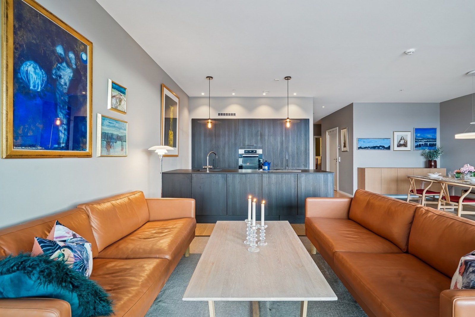 Det er åpen og sosial løsning mellom kjøkken og stue. Stue og kjøkken har er areal på 38,8 kvm. Galleribilde