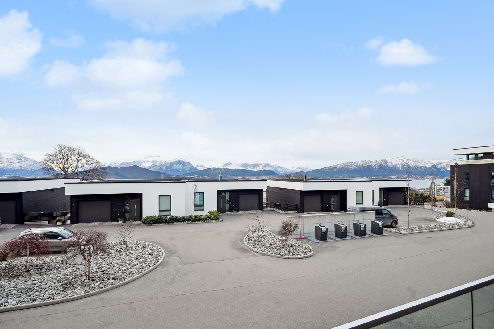 Fellesutgifter pr mnd. kr 4002,- som inkluderer: Kommunale avgifter, fjernvarme, strøm i fellesareal, renhold i fellesareal, byggforsikring, revisjons- og styrehonorar, service og vedlikeholdskostnader. Galleribilde