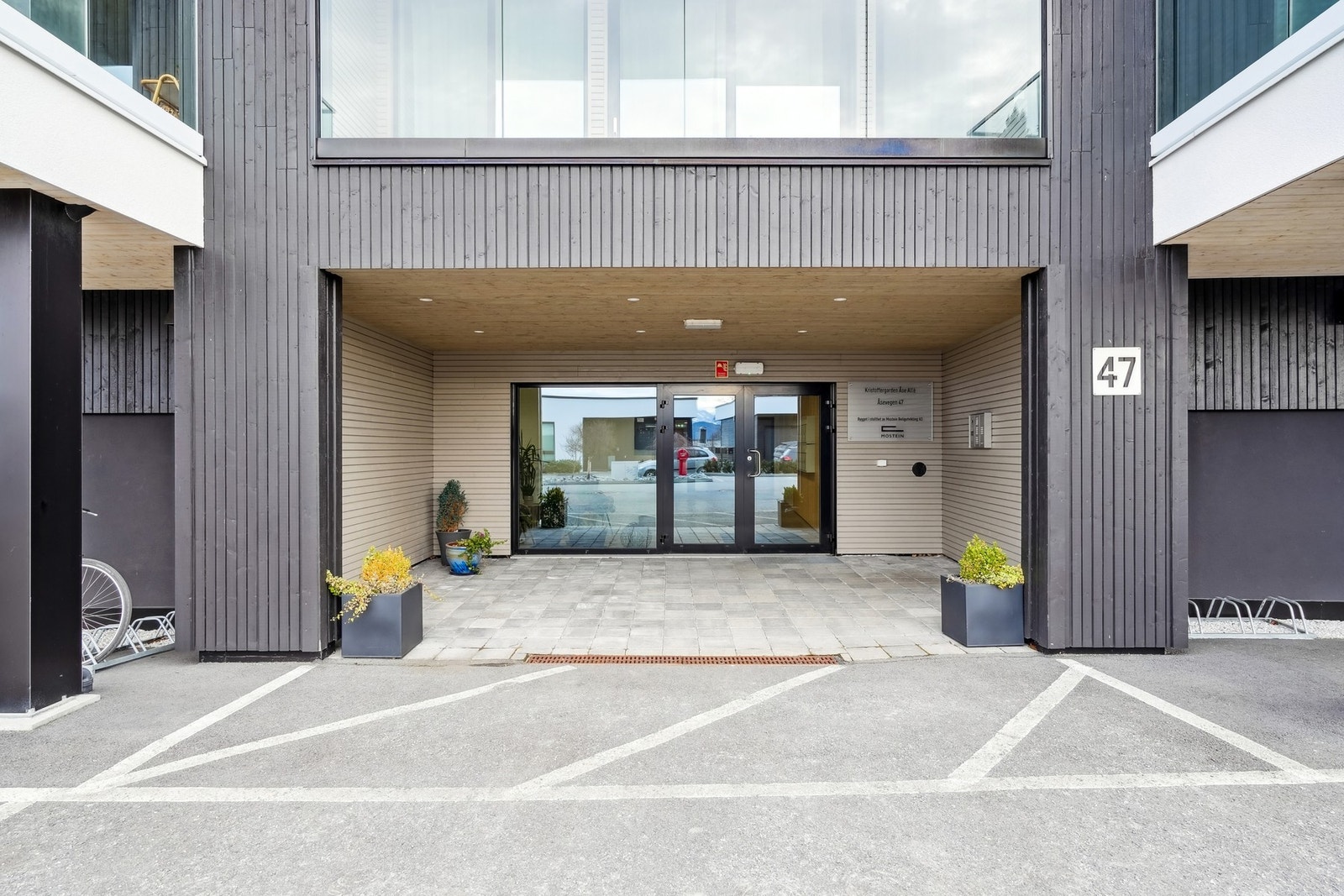 Pent opparbeidet inngangsparti til blokken. Galleribilde