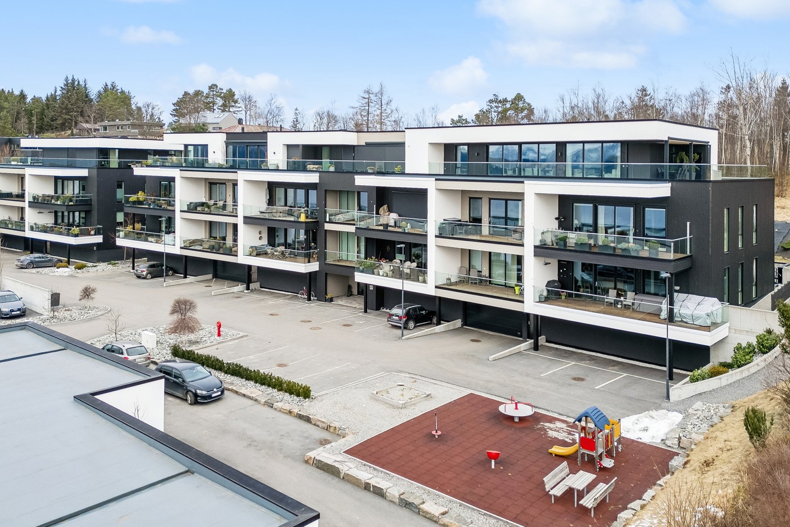 Fra leiligheten er det gangavstand til skoler, busstopp og dagligvare, samt utmerket turterreng Galleribilde